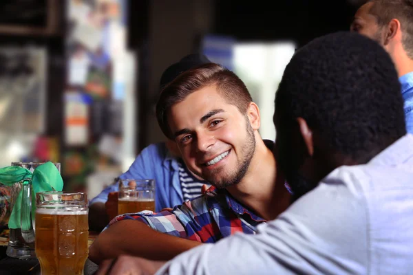 若い男性のパブでビールを飲んで — ストック写真