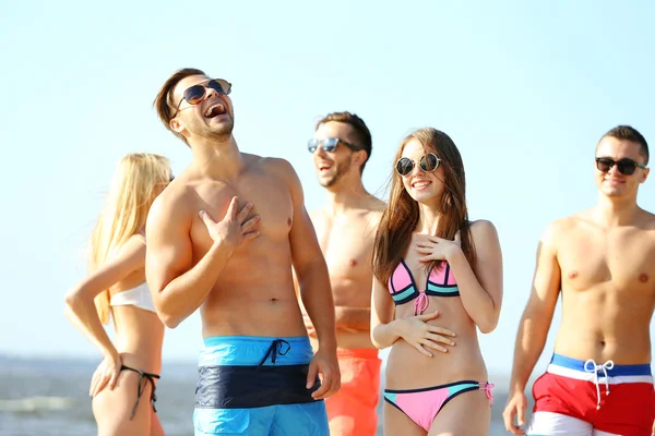 Happy young friends relaxing at beach — Stock Photo, Image