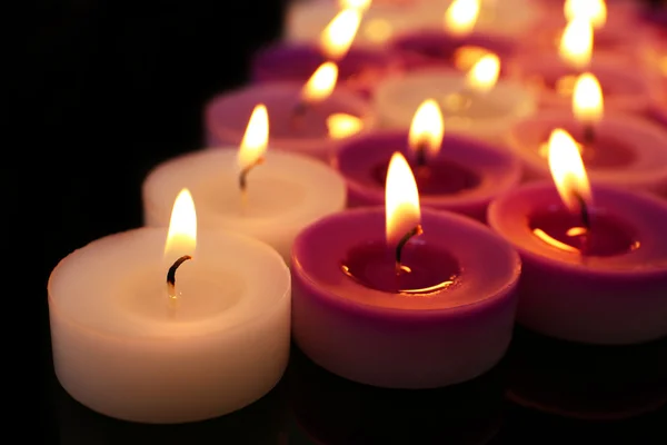 Muchas velas pequeñas encendidas — Foto de Stock