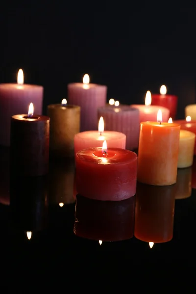 Molte piccole candele che bruciano — Foto Stock