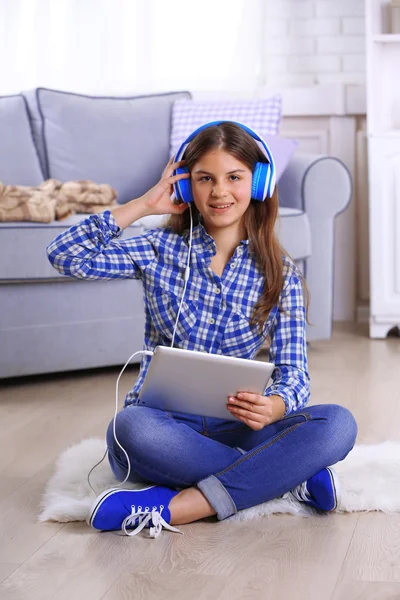 Ung vacker flicka Lyssna på musik — Stockfoto