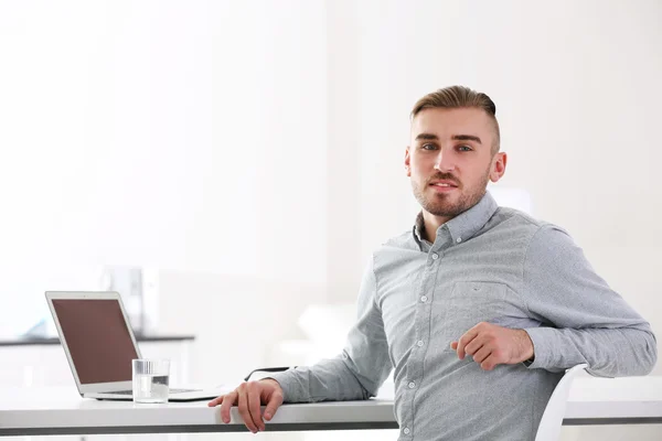 Uomo d'affari che lavora con il computer portatile — Foto Stock