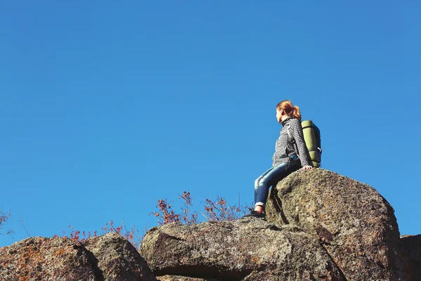 Kobieta Siedząca Szczycie Góry — Zdjęcie stockowe