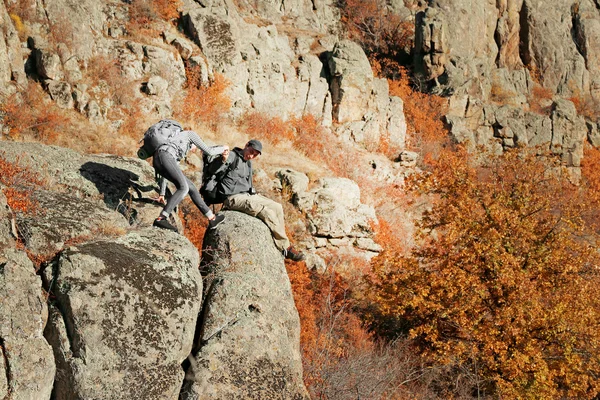 Homme Femme Sur Montagne — Photo