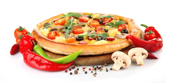 Heerlijke pizza met groenten, geïsoleerd op wit — Stockfoto