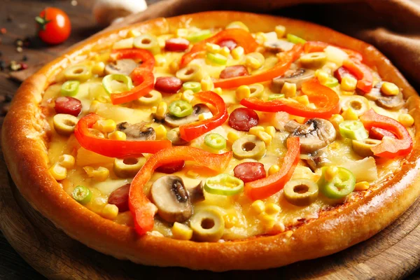 Deliciosa pizza con verduras, primer plano —  Fotos de Stock