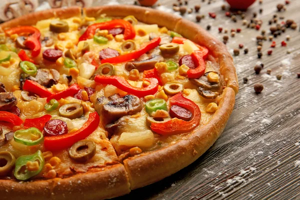 Deliciosa pizza fatiada com legumes, close-up — Fotografia de Stock