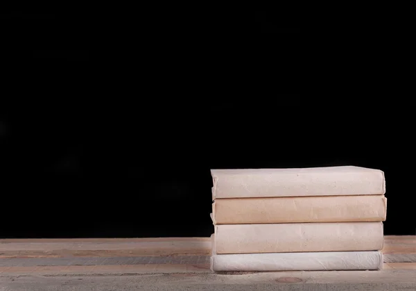 Stapel boeken op houten tafel — Stockfoto