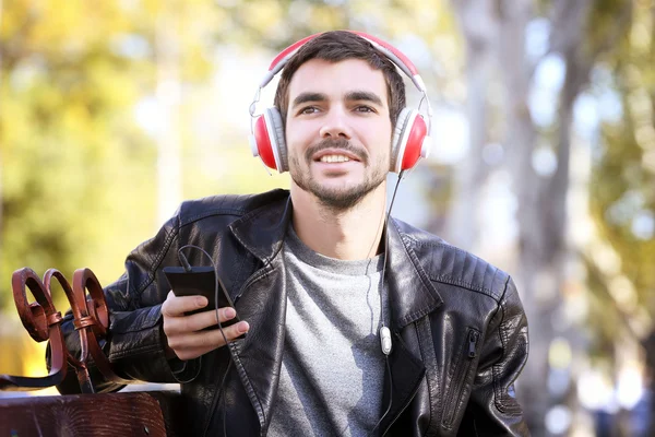 Homme écoutant de la musique en plein air — Photo
