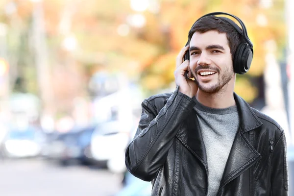 Man listening to music outdoors — Stock Photo, Image