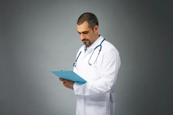 Médico com placa de prescrição nas mãos — Fotografia de Stock