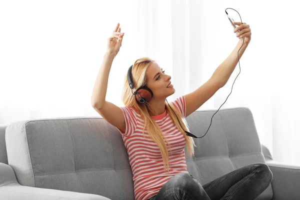 Femme assise et écoutant de la musique — Photo