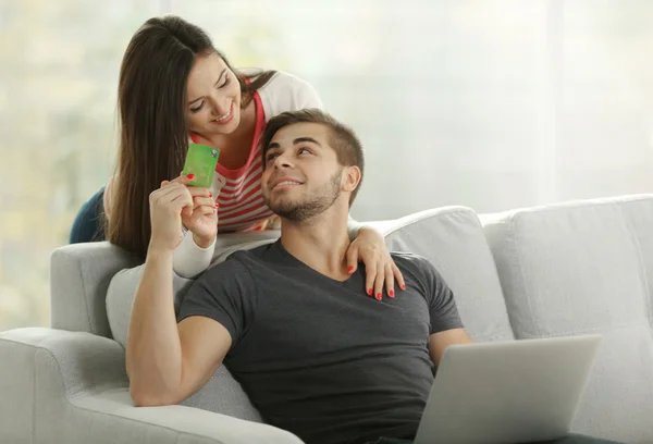 Casal feliz usando cartão de crédito — Fotografia de Stock