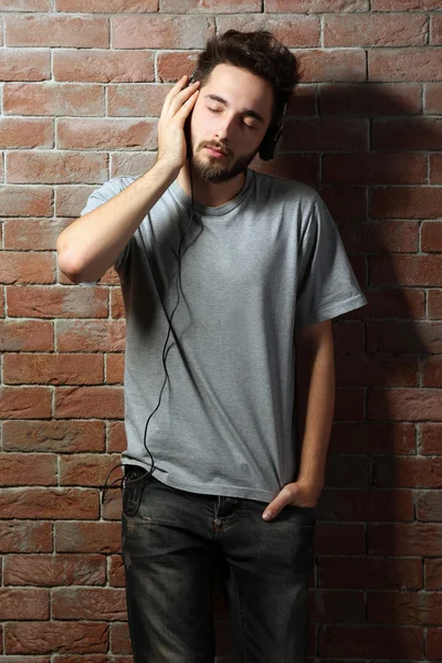 Young man listening music with headphones — Stock Photo, Image