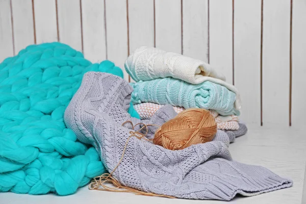 Carreaux et vêtements en laine tricotée — Photo