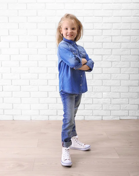 Liten flicka i jeans kostym — Stockfoto