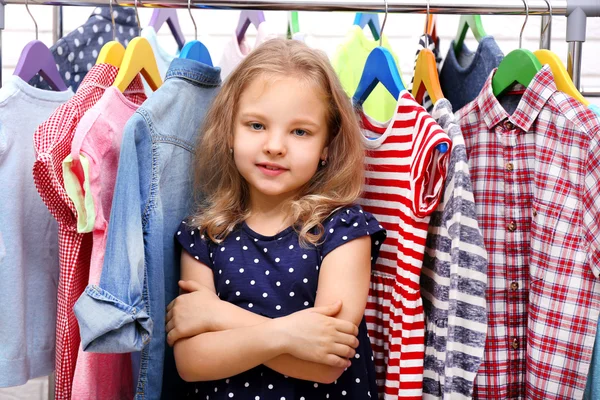 Маленька дівчинка та одяг — стокове фото