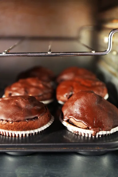 Chocolate cup-cakes in oven, close up — Stock Photo, Image