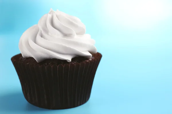 Cupcake al cioccolato su sfondo blu — Foto Stock
