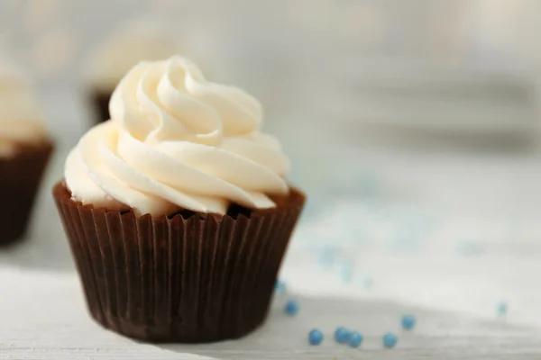 Cupcakes au chocolat sur une table — Photo