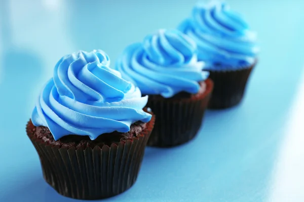 Pastelitos de chocolate sobre fondo azul — Foto de Stock