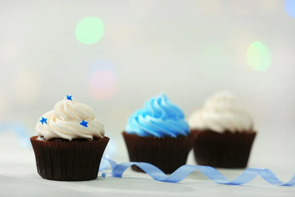 Arka plan bulanık üzerinde çikolata cupcakes — Stok fotoğraf