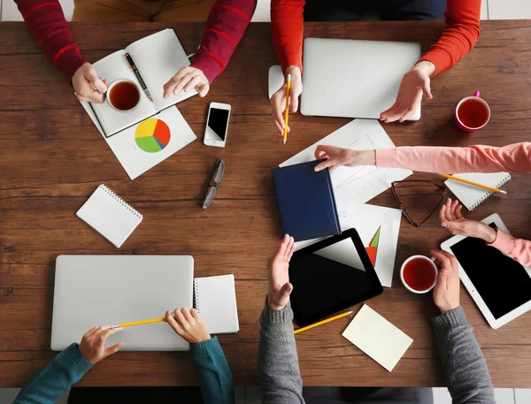 Reunión de negocios en la mesa — Foto de Stock