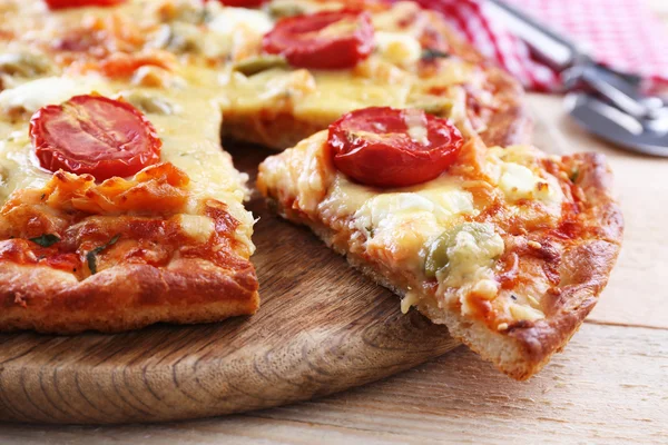 クローズ アップ カット スライスのおいしいおいしいピザ — ストック写真