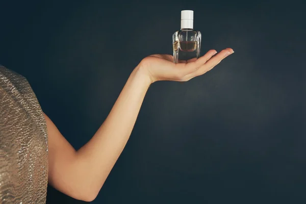 Mulher segurando perfume garrafa — Fotografia de Stock