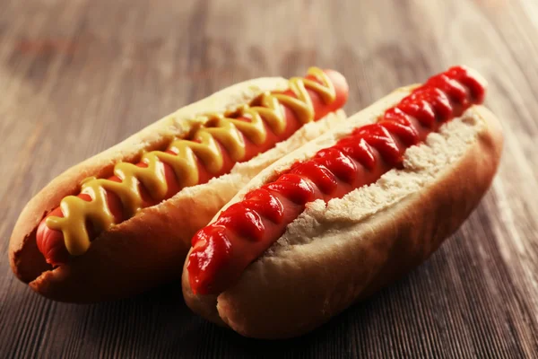 Cachorros-quentes em fundo de madeira, close-up — Fotografia de Stock