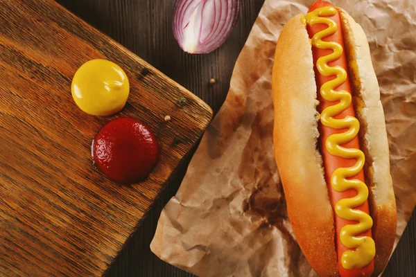 Hot dog con su carta artigianale primo piano — Foto Stock