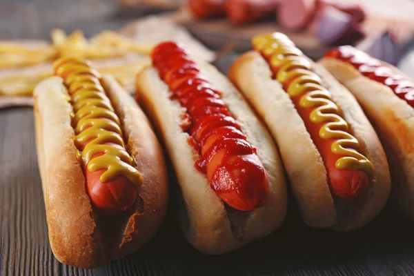 Świeży hot-dogi z sosem — Zdjęcie stockowe