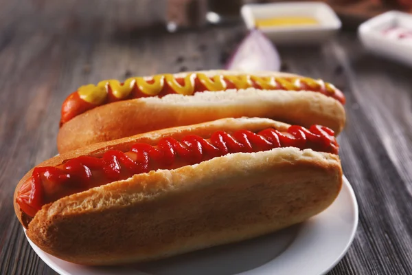 Hot-dogi na płytkę zbliżenie — Zdjęcie stockowe