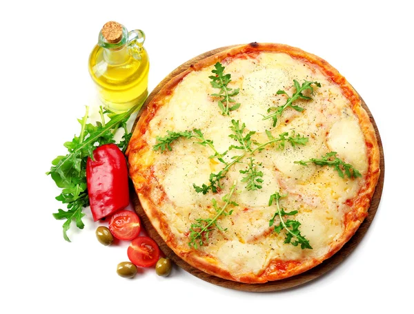 Pizza dolu ahşap tahta üzerinde peynir beyaz zemin üzerine izole sebze ile yakın çekim — Stok fotoğraf