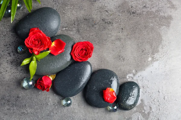 Spa kövek rózsákkal — Stock Fotó