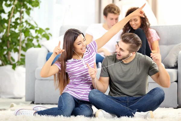 Teenager couple listening to music — Stock Photo, Image