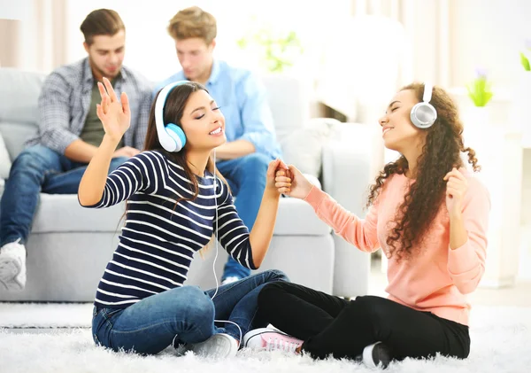 Two teenager girls listening to music — Stock Photo, Image