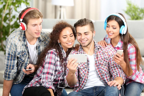 Two teenager couples listening to music — Stock Photo, Image