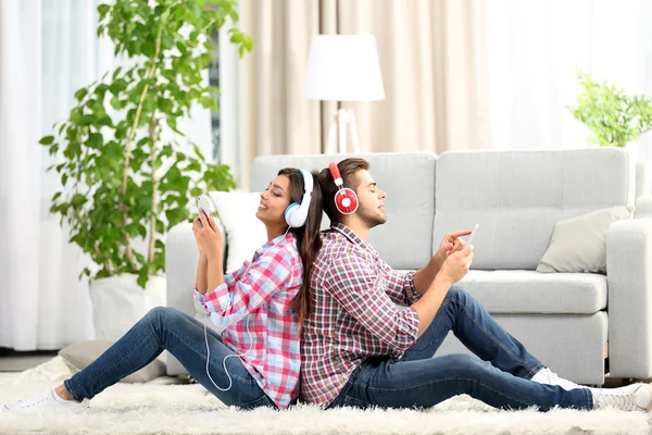 Teenager couple listening to music — Stock Photo, Image