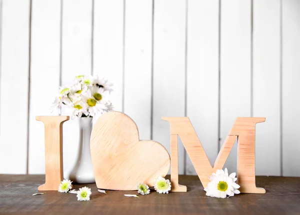 Надпись из деревянных букв с сердцем и цветами — стоковое фото