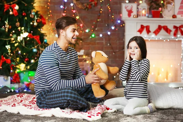 Hermano Mayor Dando Hermana Pequeña Oso Peluche Sala Estar Navidad — Foto de Stock