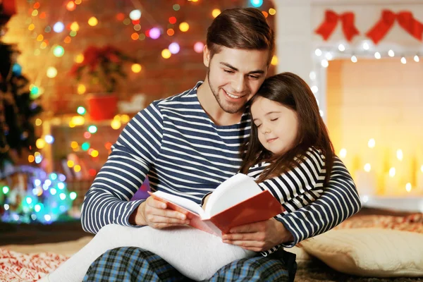 Fratello con sorella leggendo fiaba — Foto Stock
