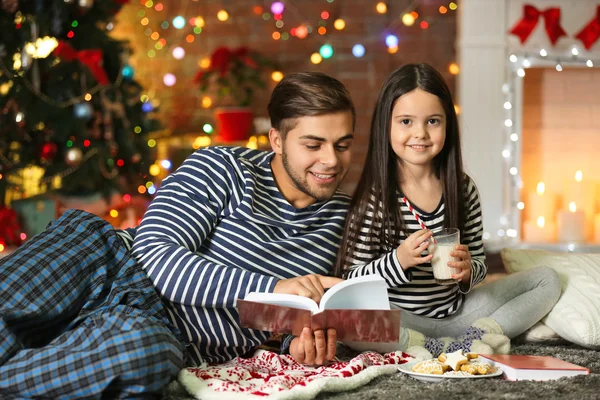 Oudere broer met zuster met Kerstmis — Stockfoto