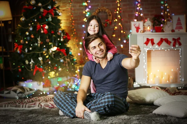 Bruder und kleine Schwester im Weihnachtsmann-Hut — Stockfoto