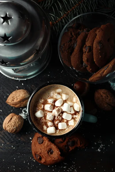 Mug of hot cacao with marshmallow, cookies and lantern on black table — Stock Photo, Image