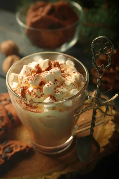 Xícara de cacau quente com marshmallow e biscoitos na mesa preta — Fotografia de Stock