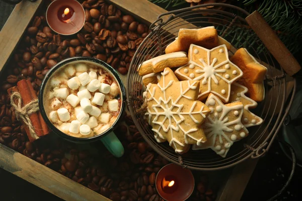 Hrnek horkého kakaa s marshmallow a soubory cookie na kávová zrna — Stock fotografie