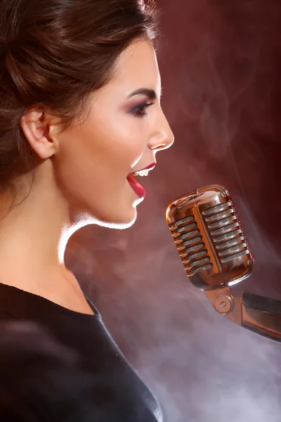 Schöne Frau singt — Stockfoto