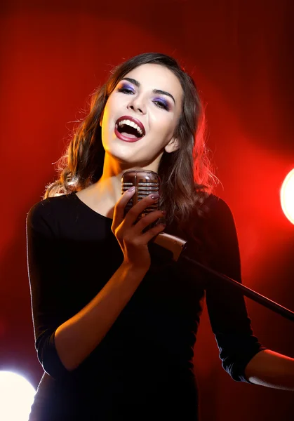 Atractiva cantante femenina —  Fotos de Stock