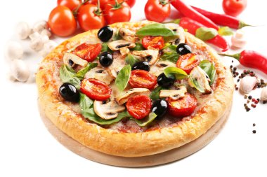 Açık renkli sebze ile lezzetli lezzetli pizza